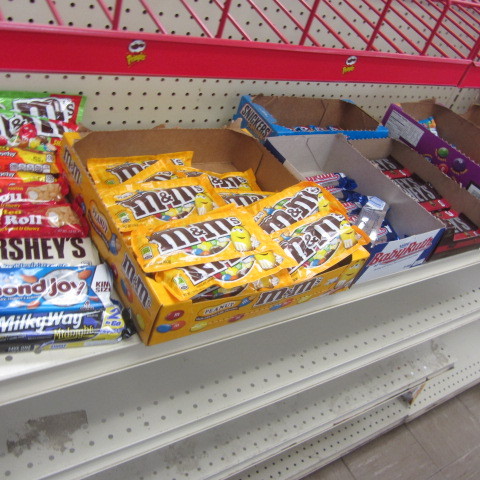 lot 75 image: Candy Bars & Bags