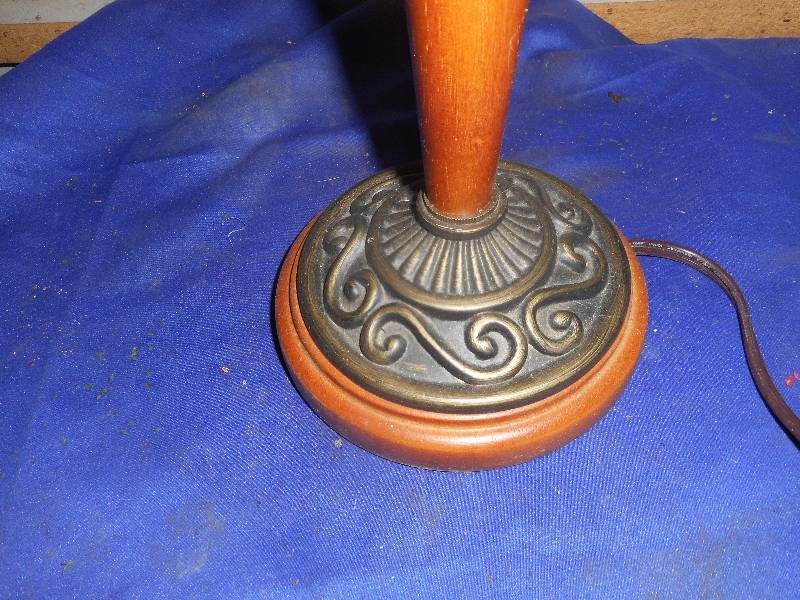 ANTIQISH TABLE LAMP