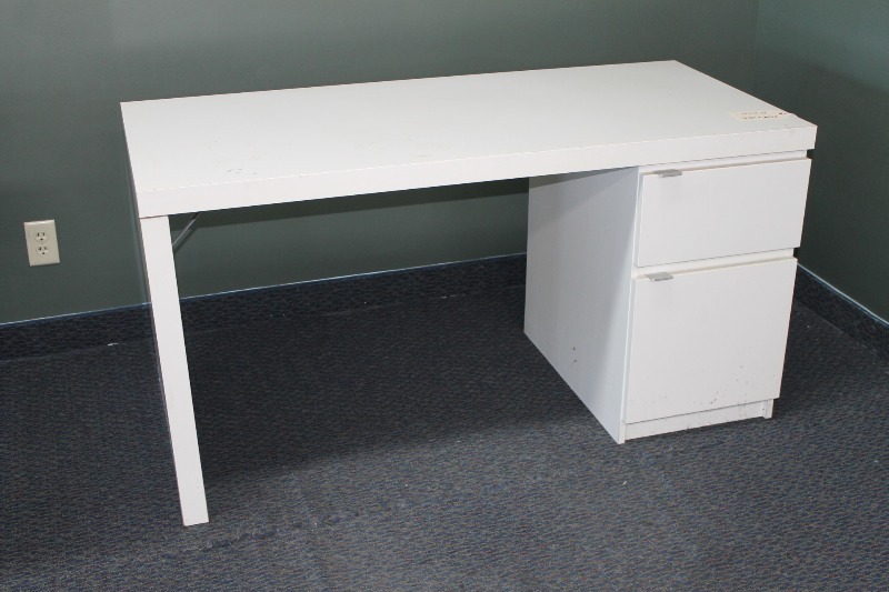 lot 102 image: White Desk