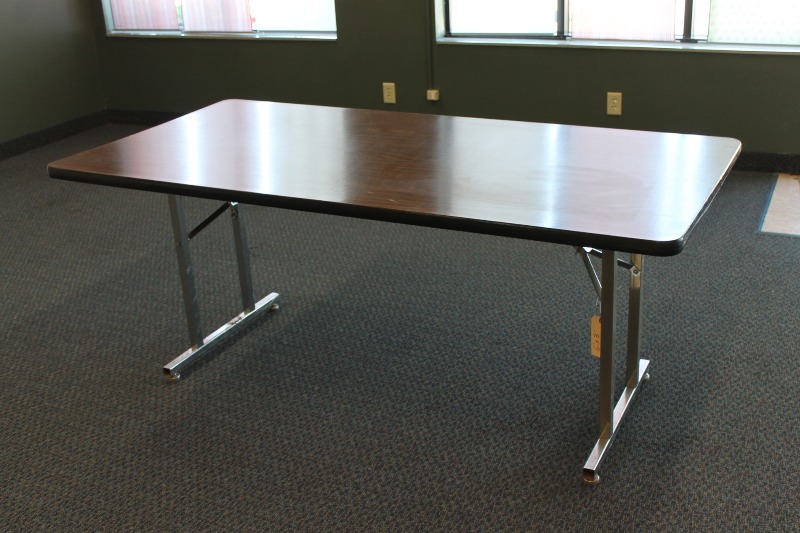 lot 109 image: Banquet Table