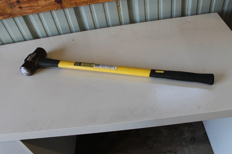 lot 98 image: 8 LB Sledge Hammer