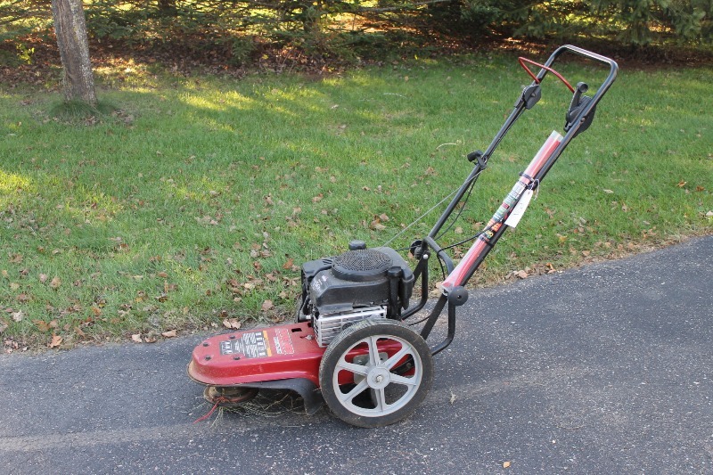 lot 78 image: Swisher Roll-N-Trim Push Mower