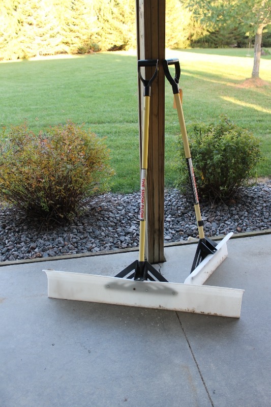 lot 86 image: (2) Snow Pusher Shovels