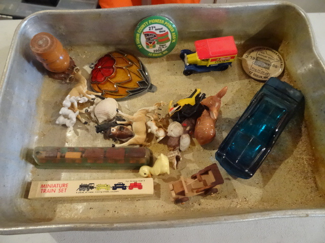 lot 10 image: Misc Animal, Figurines, Pinball Machine,
