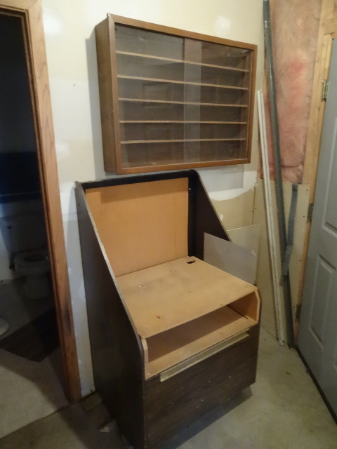 lot 13 image: 2 Display Cabinets, Floor Display Cabinet