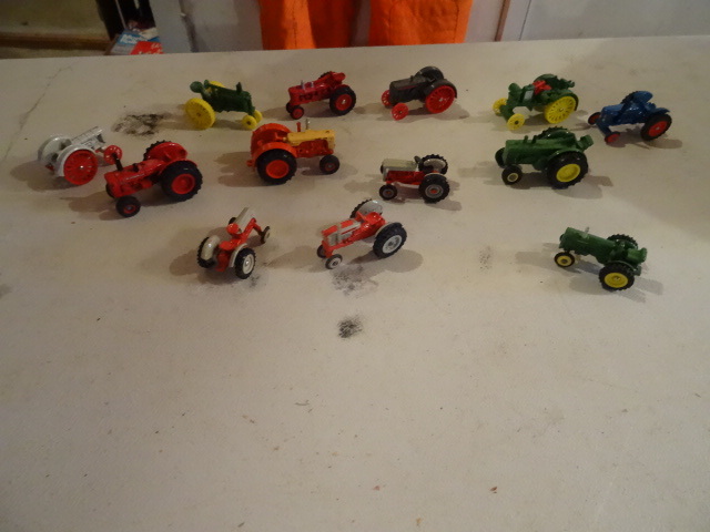 lot 17 image: 164 ERTL Die Cast Tractors