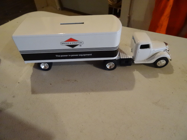 lot 19 image: Briggs and Stratton Semi Bank