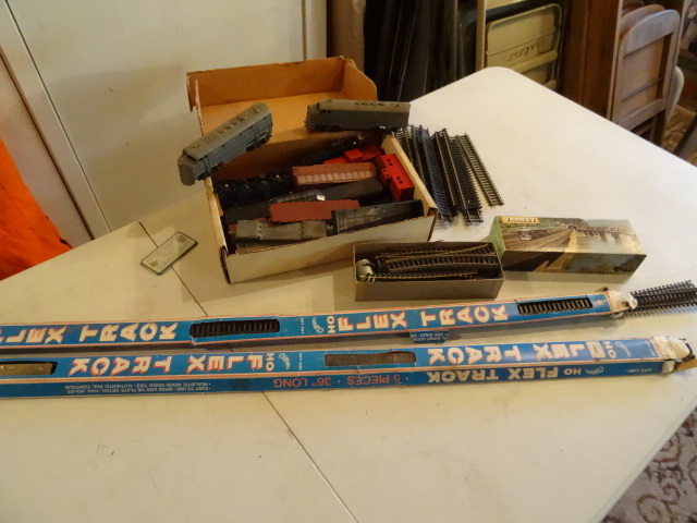 lot 23 image: Ho Scale Trains & Tracks