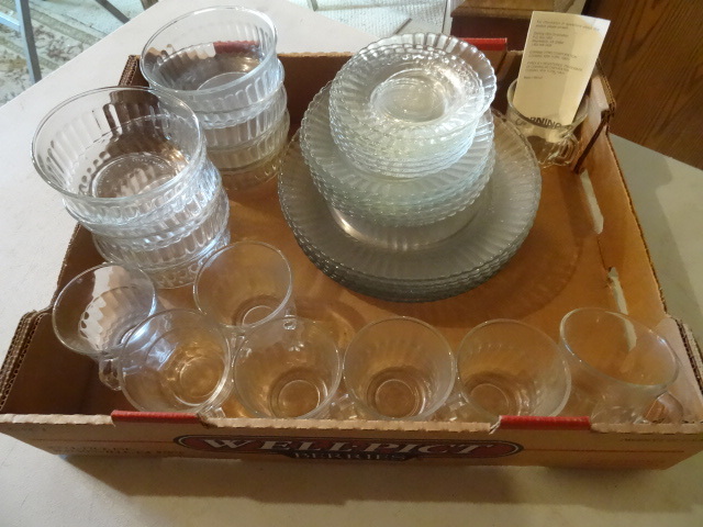 lot 50 image: 8 Piece Corning Pyrex Glassware