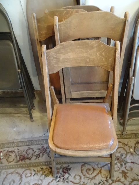 lot 56 image: 4 Vintage Folding Wood Chairs