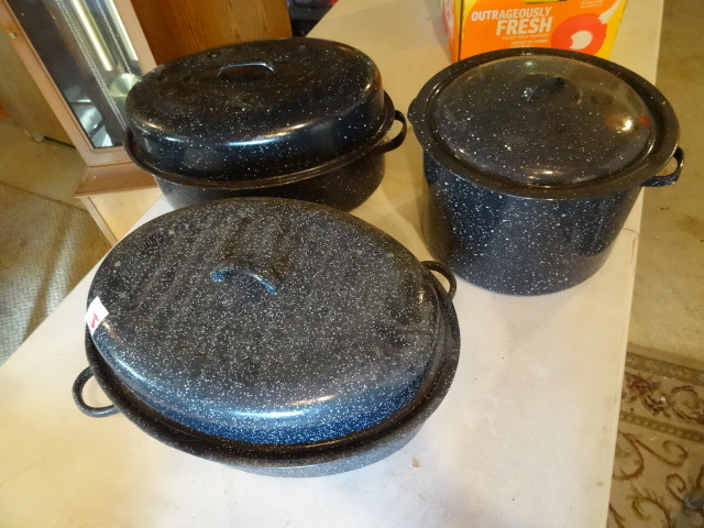 lot 64 image: 3 Enamel Pots With Covers 2 Roasters,