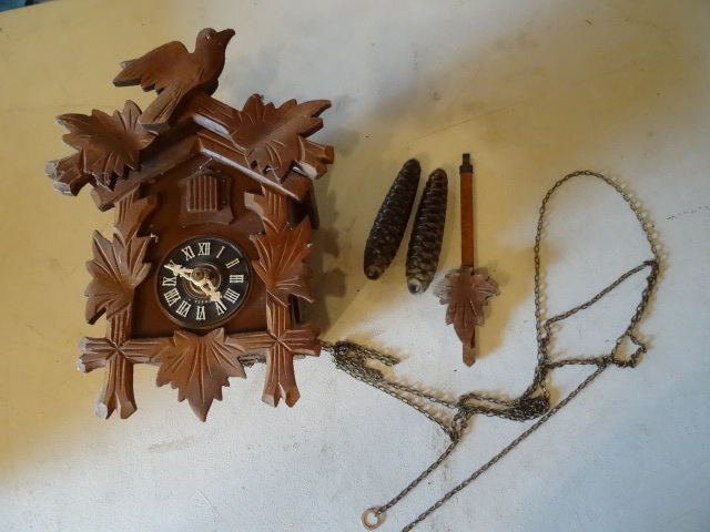 lot 83 image: Vintage Cuckoo Clock 7 X 5 X 9