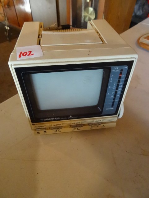 lot 102 image: Spartus Portable Mini TV 5