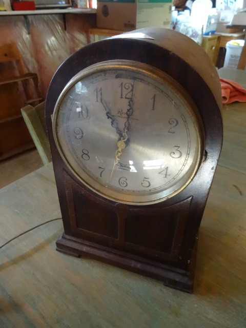 lot 113 image: Vintage Electric Clock Telechron Revere