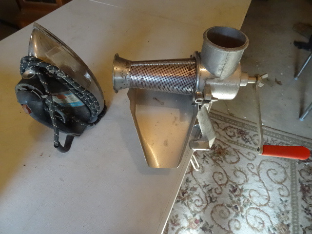 lot 114 image: Vintage Table Top Mount Juicer