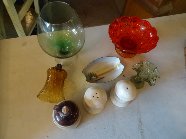 lot 118 image: Misc Colored Glassware