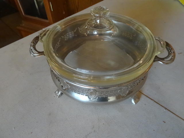 lot 119 image: Vintage Covered Casserole Dish