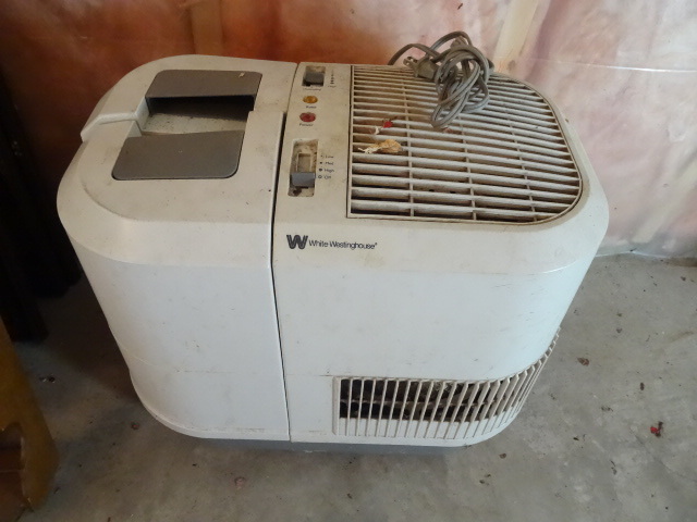 lot 121 image: White Westinghouse Humidifier