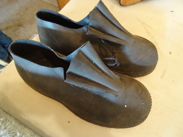 lot 129 image: Galoshes Rubber Rain Mens Size 11-13