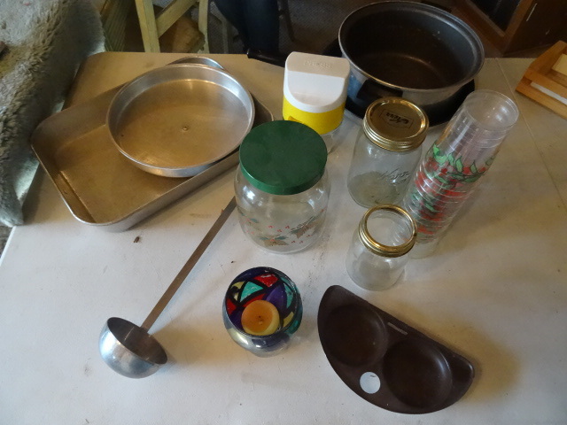 lot 134 image: Misc Pans & Kitchen Stuff Ladle,