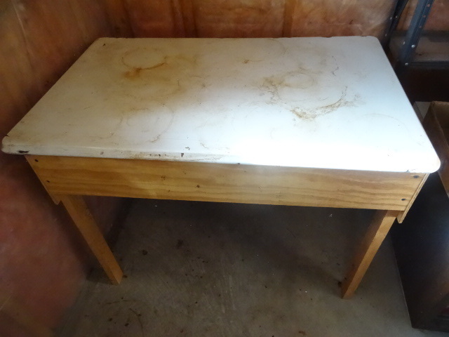 lot 139 image: Enamel Top Table 40 X 25 X 29