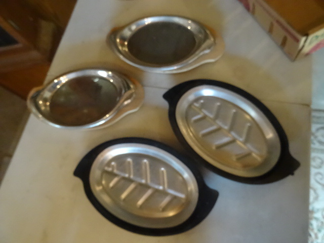 lot 142 image: 4 Steak Plates, Serving Trays,