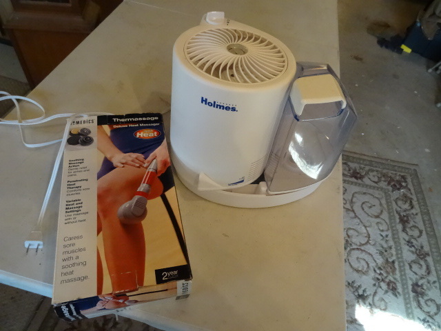 lot 174 image: Homedics Thermassage, and Holmes