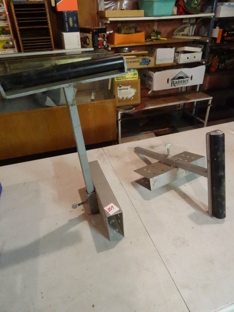 lot 257 image: 2 X 4 Mount Metal Roller Stands