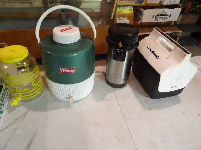 lot 265 image: Vintage Coleman Drinking Cooler
