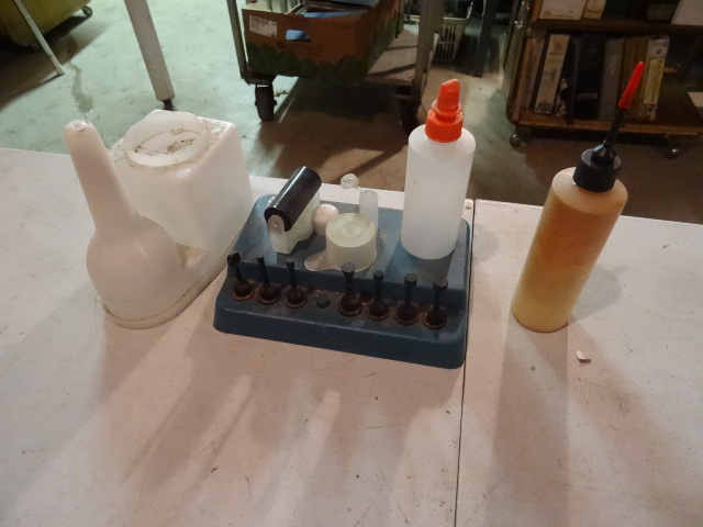 lot 303 image: Glue Applicator KitStation