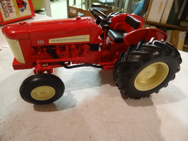 lot 310 image: ERTL Red Tractor International 350 Utility