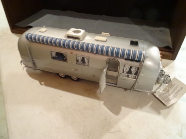 lot 313 image: Franklin Mint  Airstream Trailer,