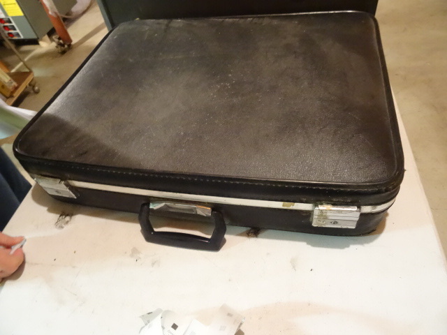 lot 323 image: 2 Suitcases Samsonite