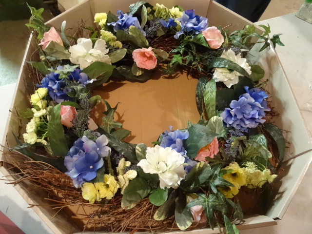 lot 325 image: Misc Wreaths
