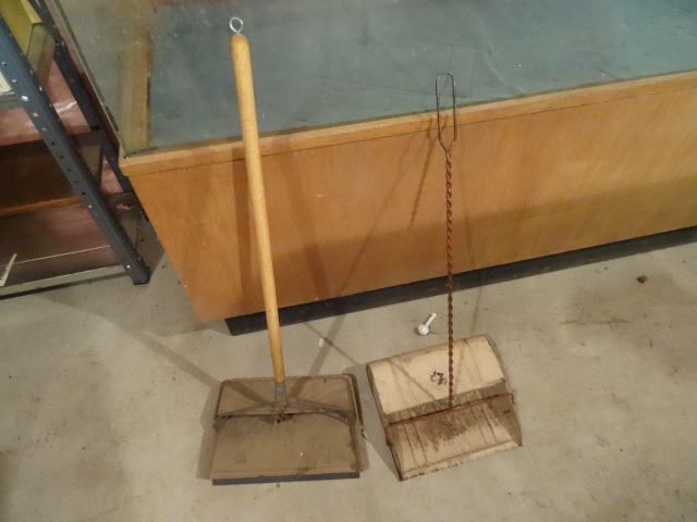 lot 333 image: 2 Vintage Dust Pans