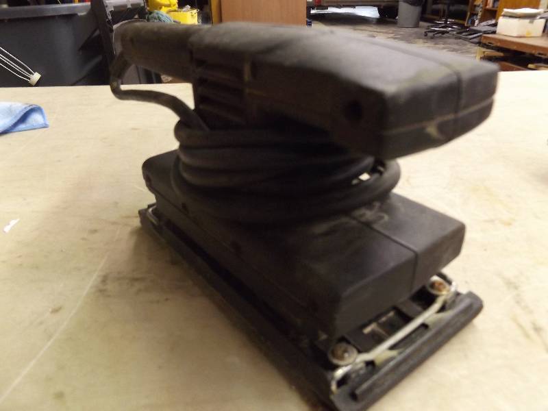 BLACK & DECKER SANDER