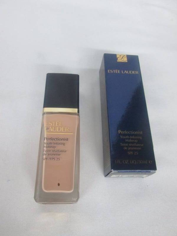 lot 70 image: Perfectionist Youth-Infusing Makeup SPF 25