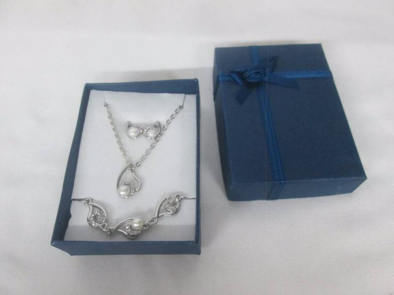 lot 100 image: Pearl & CZ Accent Jewelry Set