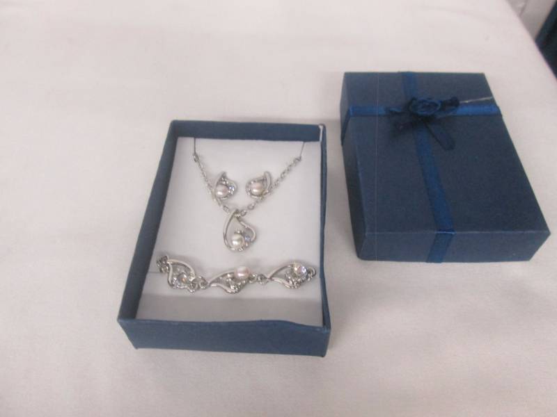 lot 99 image: Pearl & CZ Accent Jewelry Set
