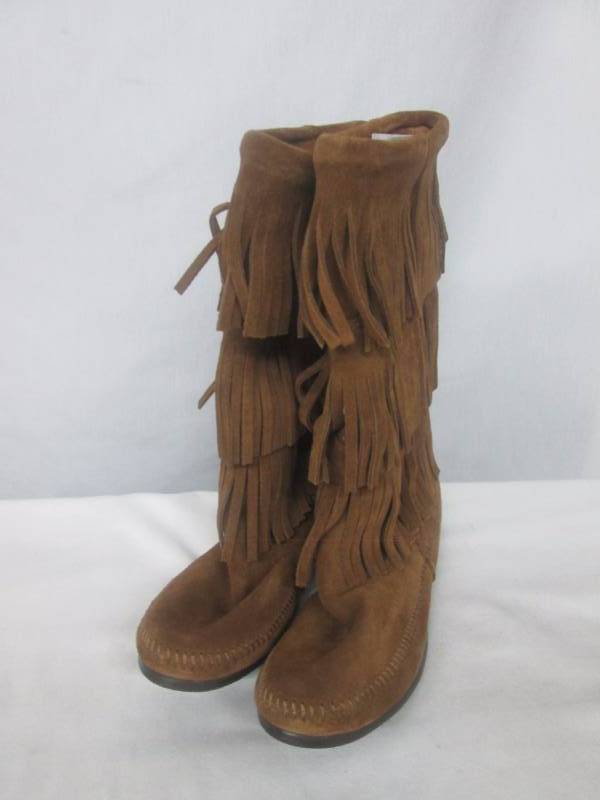 lot 40 image: Minnetonka Womens 3-Layer Fringe Boot
