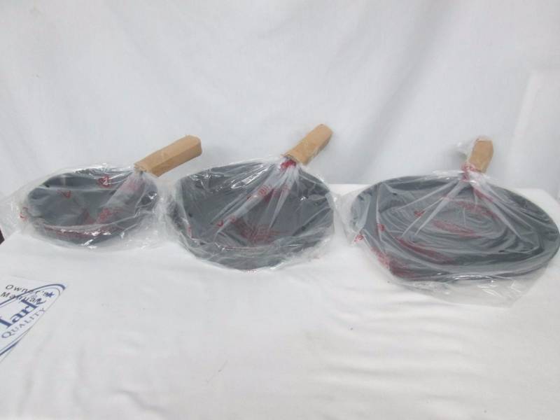 lot 43 image: Chefs Mark 3-pc. Cast Iron Cookware Set