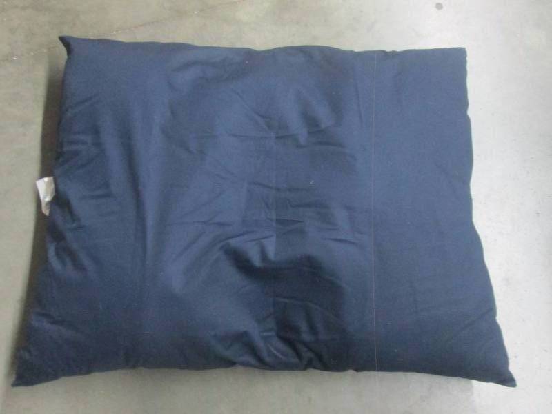lot 48 image: Carolina Pet Company IndoorOutdoor Shebang Bed - Medium