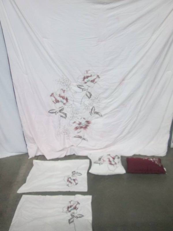 lot 79 image: Sinclair 5-pc. Embroidered Comforter Set - Queen
