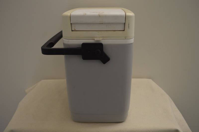 lot 22 image: Small Portable Cooler