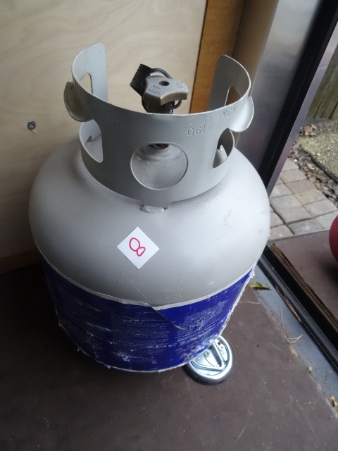 lot 8 image: New Style 20 Lb. Lp Tank