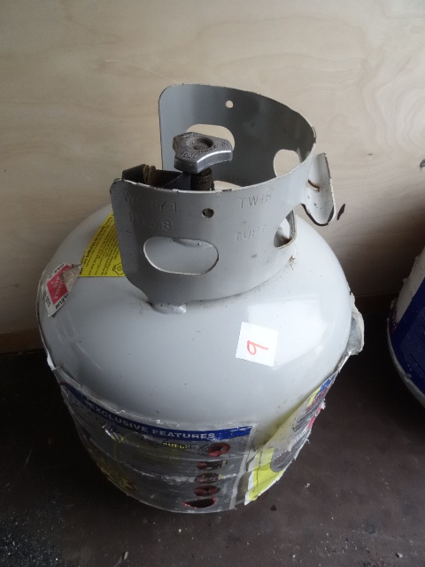 lot 9 image: New Style 20 Lb. Lp Tank