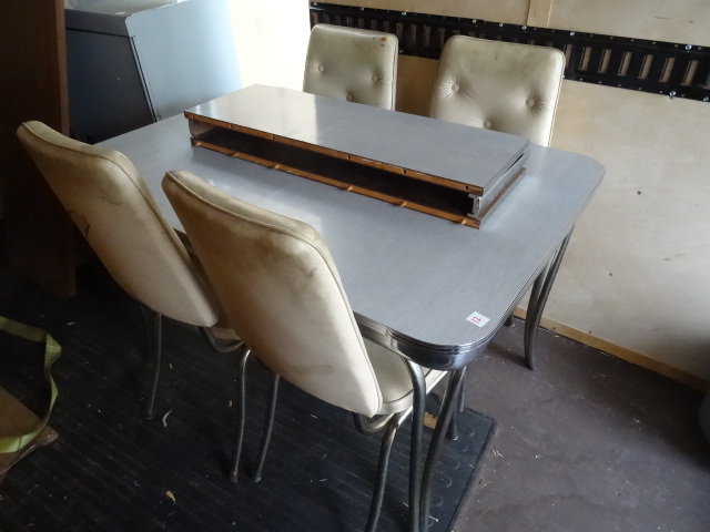 lot 12 image: Vintage Kitchen Table With 2 Leaves