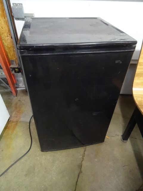 lot 61 image: Danby Dorm Fridge