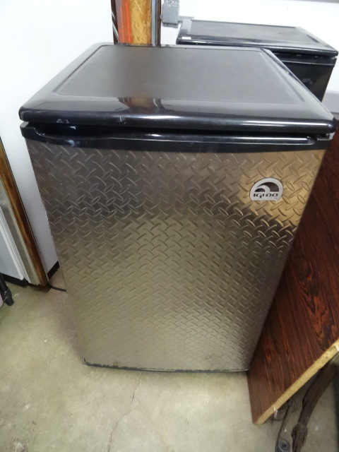 lot 62 image: Igloo Dorm Fridge Chrome Front Door