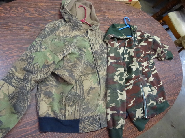 lot 69 image: 2 Mens Hunting Sweat Shirts XL